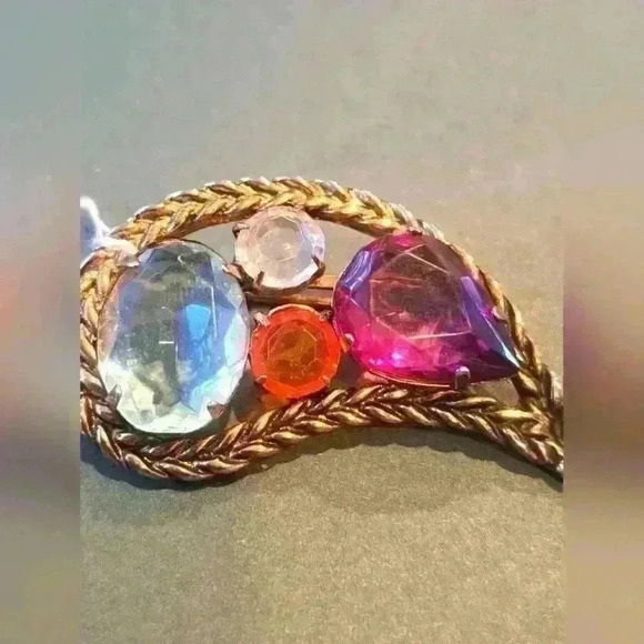 Jewelry - Leaf shaped brooche